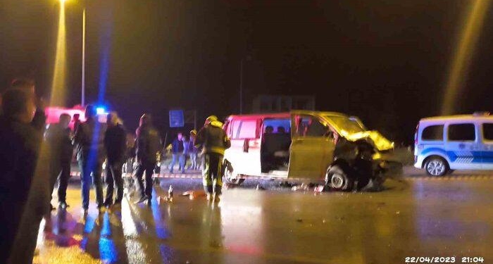 Otomobil ile minibüs çarpıştı: 3 ölü
