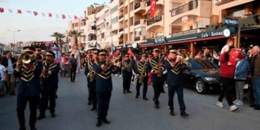 kusadasi’nda-23-nisan-korteji-renkli-goruntulere-sahne-oldu