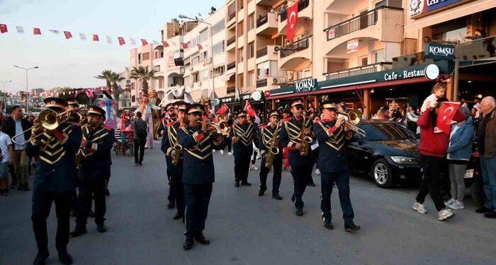 Kuşadası’nda 23 Nisan korteji renkli görüntülere sahne oldu