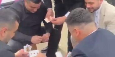 dugun-konvoyunun-onunu-kestiler,-iskambil-oynayip-bahsis-aldilar