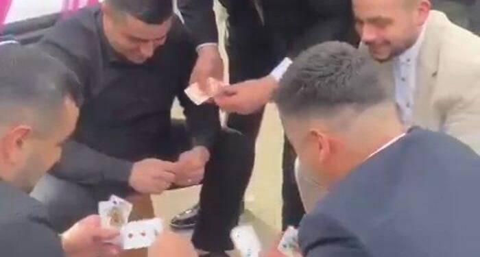 Düğün konvoyunun önünü kestiler, iskambil oynayıp bahşiş aldılar