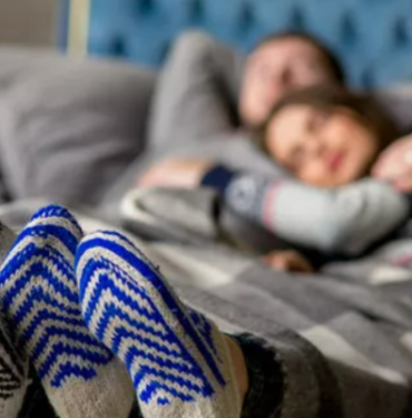 pirinc-dolu-corap-giydiginizde-mucizelere-hazir-olun!-tum-rahatsizliklari-sokup-atiyor