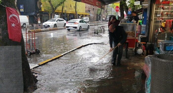Beyoğlu’nda esnafın yağmurla imtihanı