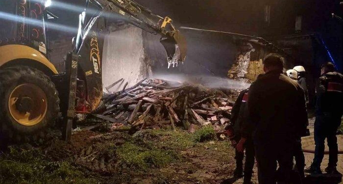 Ahırlı’da ev yangını