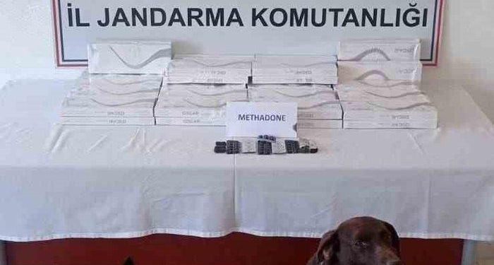 Ağrı’da İran plakalı otobüste 82 uyuşturucu hap ile 300 paket kaçak sigara ele geçirildi