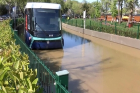 yol-su-doldu,-2-tramvay-mahsur-kaldi