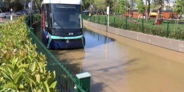 yol-su-doldu,-2-tramvay-mahsur-kaldi