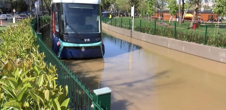 Yol su doldu, 2 tramvay mahsur kaldı