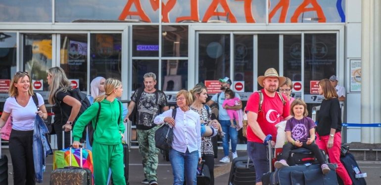 Antalya’ya 3 ayda 797 bin 920 turist geldi