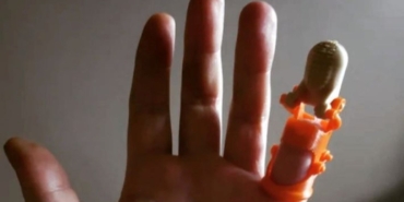 kopan-parmagina-20-yil-sonra-3-boyutlu-yaziciyla-kavustu