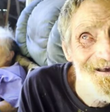 tum-dunya-bu-aileyi-konusuyor!-hastaliklari-yuzunden-havlayarak-iletisim-kuruyorlar