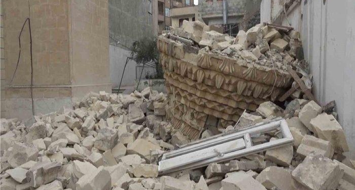 Kilis’te depremde ağır hasar alan minare kontrollü şekilde yıkıldı
