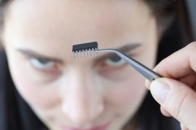 dunyada-ilk-kez-hastalar-beyin-cipi-ile-tedavi-edilmeye-baslandi:-kapl-pili-kadar-yaygin-hale-gelecek