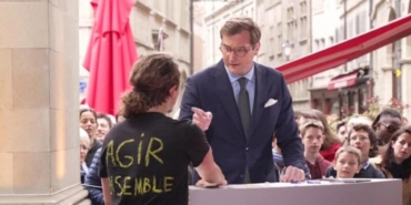 cevreciler-bu-kez-program-basti!-kendini-masaya-yapistirdi