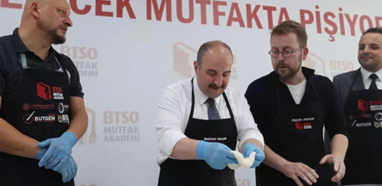 Bakan Varank mutfakta! Önlüğü taktı, cantığı açtı