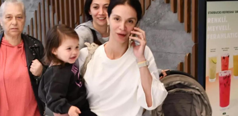 Cemre Kemer kızıyla alışverişte