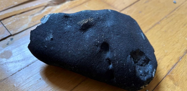 Doğrulandı: Çatıyı delerek eve düşen cisim 4,5 milyar yıllık bir göktaşı!