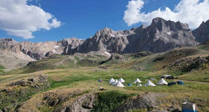 Göçerler 2 bin 800 rakımlı yaylalarda zorlu hayvancılık mesaisinde