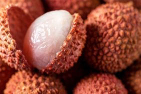 dogal-vitamin-kaynagi-kral-meyvesi-olarak-biliniyor!-portakaldan-25-kat-daha-fazla-c-vitamini-iceriyor