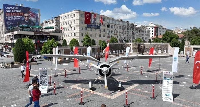Kayseri’nin ilk uçağını sergileyen Büyükşehir, vatandaşları duygulandırdı