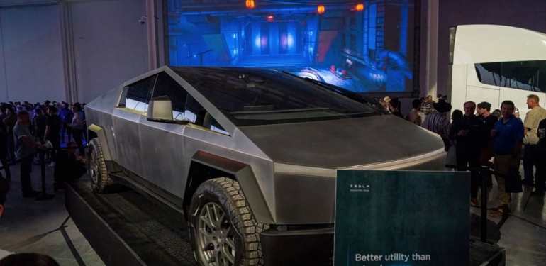 Elon Musk’ın merakla beklenen  Cybertruck adlı aracından ilk görüntüler sızdı: Sosyal medya ikiye bölündü