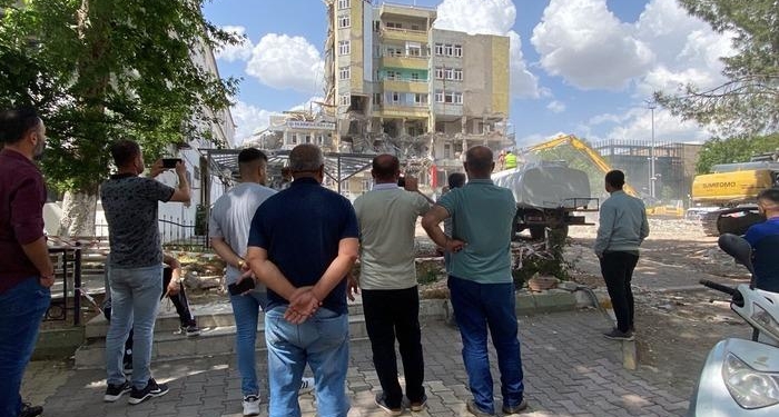 Yıkımı film gibi izlediler