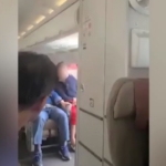 yolcu-ucus-sirasinda-kapiyi-acmisti:-asiana-airlines,-acil-cikis-kapisi-bilet-satisini-durdurdu