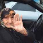 115-yasindaki-secmen,-tekerlekli-sandalyeyle-getirildigi-okulda-oy-kullandi