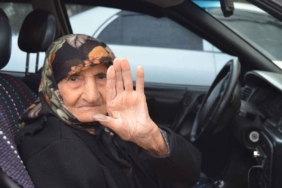 115-yasindaki-secmen,-tekerlekli-sandalyeyle-getirildigi-okulda-oy-kullandi