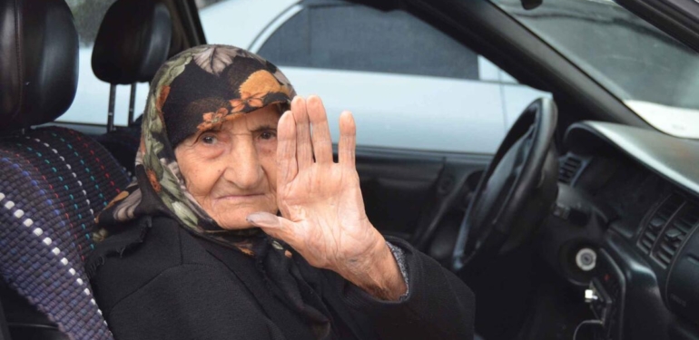 115 yaşındaki seçmen, tekerlekli sandalyeyle getirildiği okulda oy kullandı