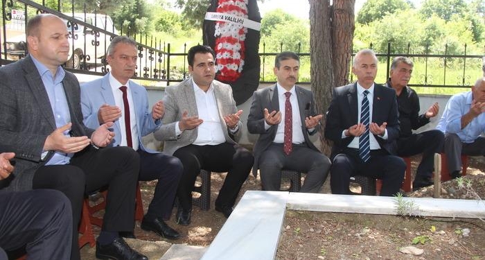 Solingen faciasında hayatını kaybedenler Amasya’daki kabirleri başında anıldı