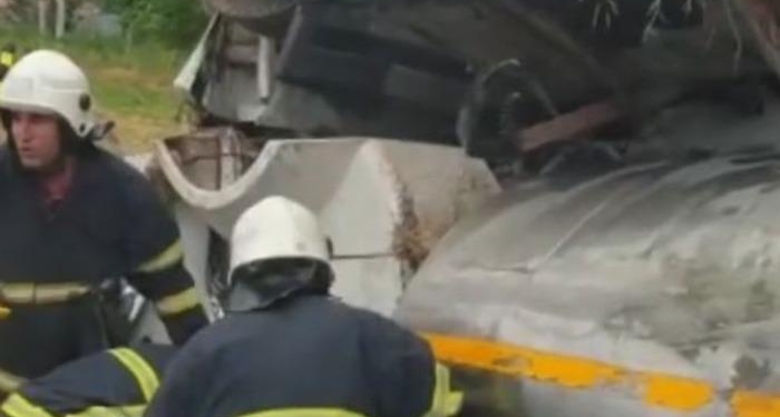 Kırklareli’de otomobil ile tanker çapıştı: Tanker sürücüsünü sıkıştığı yerden itfaiye ekipleri kurtardı