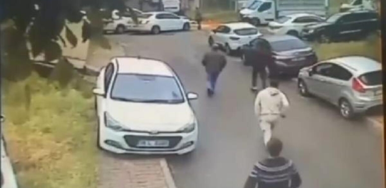 Ataşehir’de savrulan iki otomobil arasından şans eseri kurtuldu