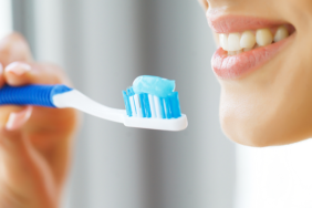 dis-hekimi-disinizi-fircalamadan-once-asla-yapmamaniz-gereken-hatayi-acikladi