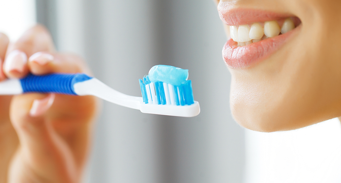 Diş hekimi dişinizi fırçalamadan önce asla yapmamanız gereken hatayı açıkladı