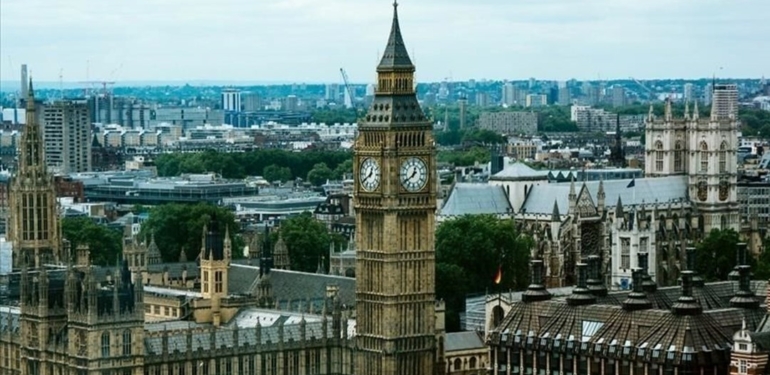 İngiltere’de konut fiyatları 11 yıl sonra ilk kez geriledi