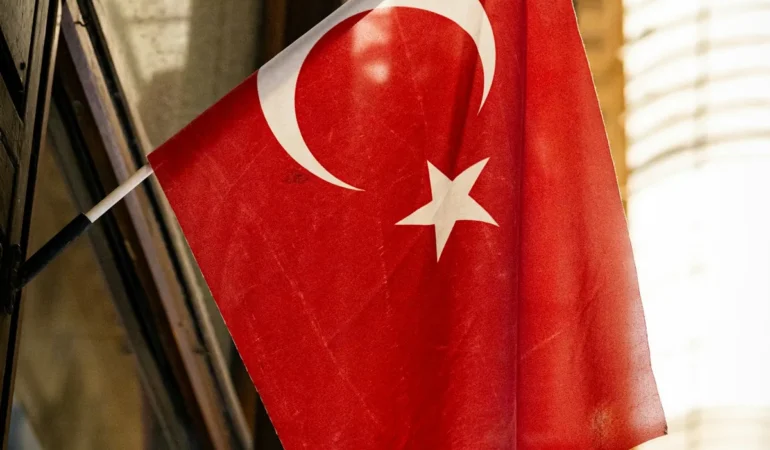 Direkte dalgalanan Türk bayrağı (temsili görsel)
