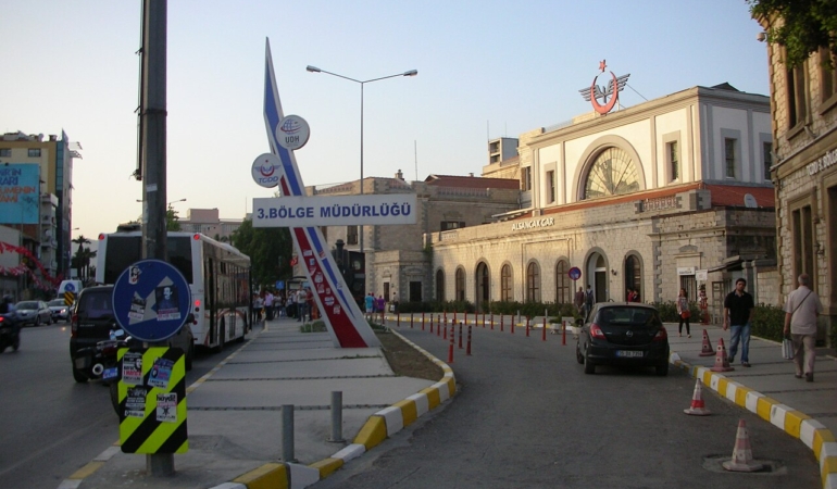 Alsancak Garı’nda boş vagonda patlama ve yangın: İnceleme başlatıldı