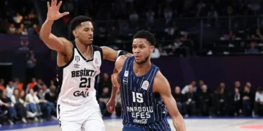Anadolu Efes-Beşiktaş - Anadolu Efes ve Beşiktaş basketbolcuları potada mücadele ederken