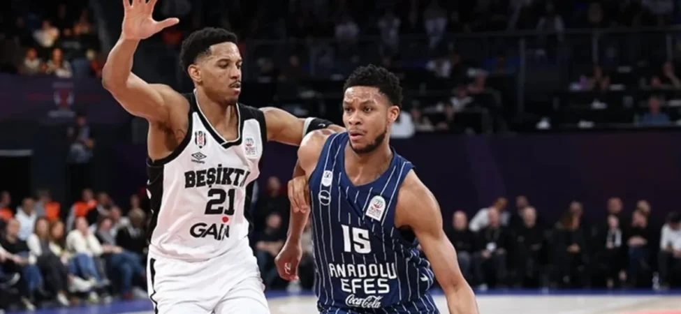 Anadolu Efes-Beşiktaş - Anadolu Efes ve Beşiktaş basketbolcuları potada mücadele ederken