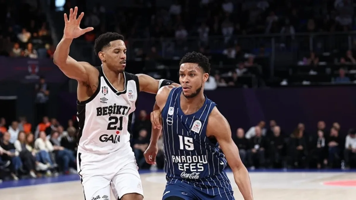 Anadolu Efes-Beşiktaş - Anadolu Efes ve Beşiktaş basketbolcuları potada mücadele ederken