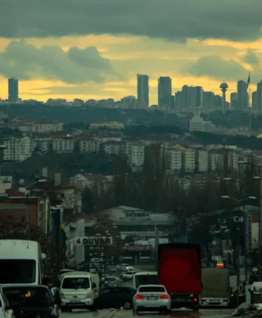 Bulutlu bir akşamda Ankara silueti ve trafik (temsili görsel)