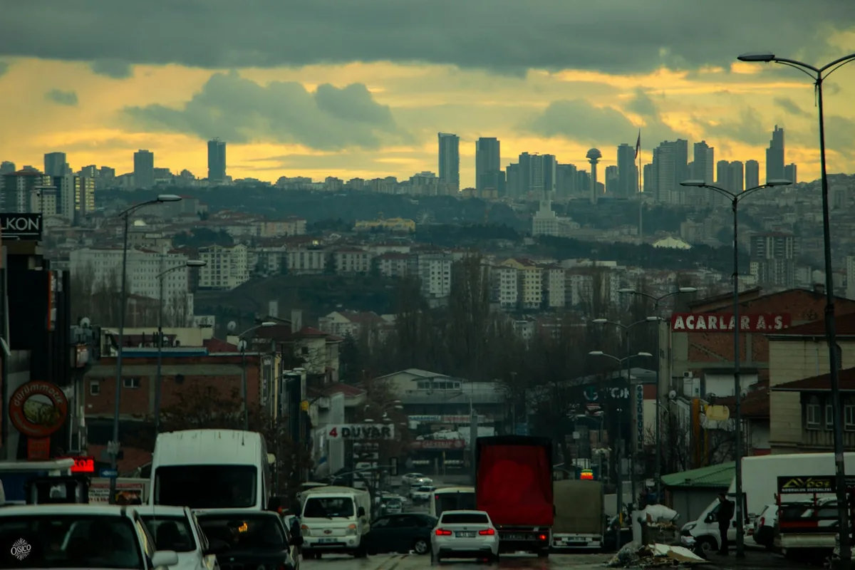 Bulutlu bir akşamda Ankara silueti ve trafik (temsili görsel)