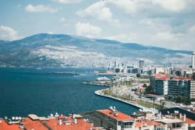 İzmir Körfezi ve Konak sahilinin yüksekten görünümü