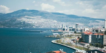 İzmir Körfezi ve Konak sahilinin yüksekten görünümü