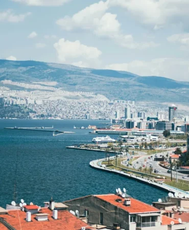 İzmir Körfezi ve Konak sahilinin yüksekten görünümü