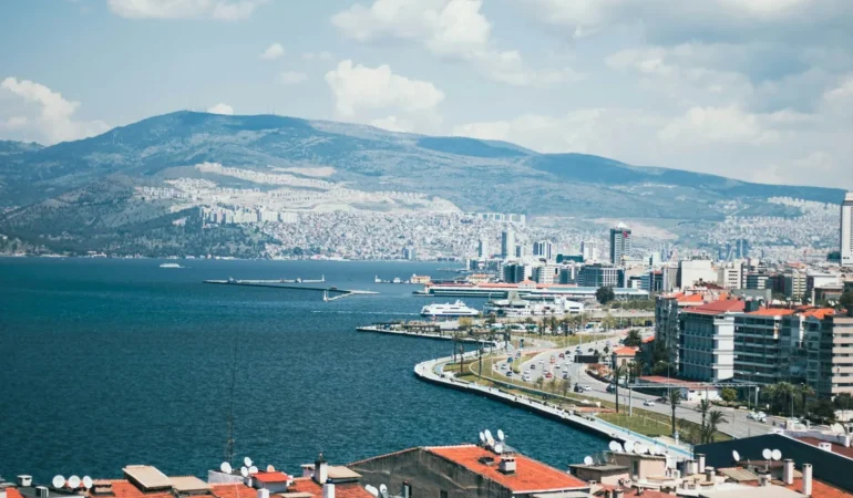 İzmir Körfezi ve Konak sahilinin yüksekten görünümü