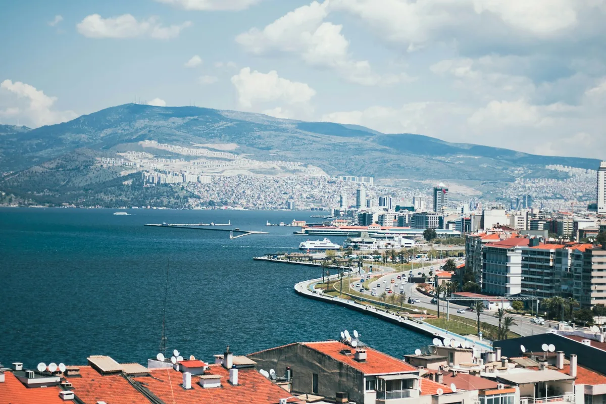 İzmir Körfezi ve Konak sahilinin yüksekten görünümü