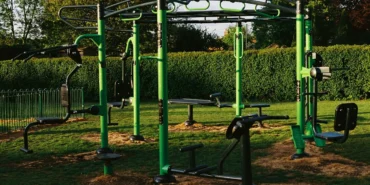 Parkta yeşil alan üzerinde kurulu açık hava spor aletleri (temsili)