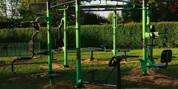 Parkta yeşil alan üzerinde kurulu açık hava spor aletleri (temsili)